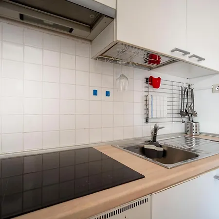 Guesthost - Bright Balcony Flat In דירה *
