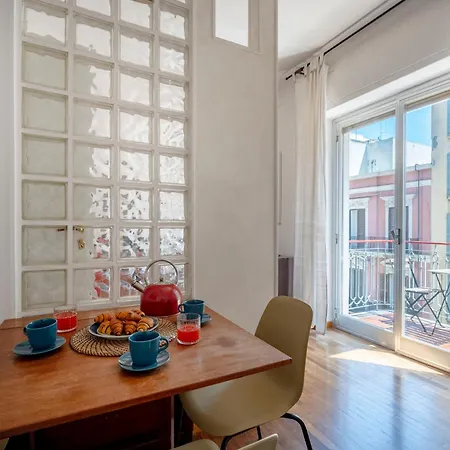 Guesthost - Bright Balcony Flat In * בארי