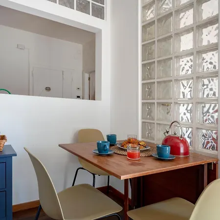 Guesthost - Bright Balcony Flat In * בארי