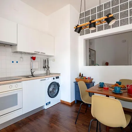 Guesthost - Bright Balcony Flat In בארי