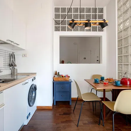 Guesthost - Bright Balcony Flat In בארי