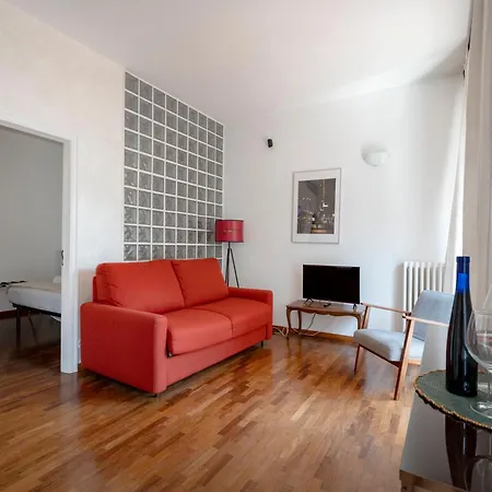 Guesthost - Bright Balcony Flat In