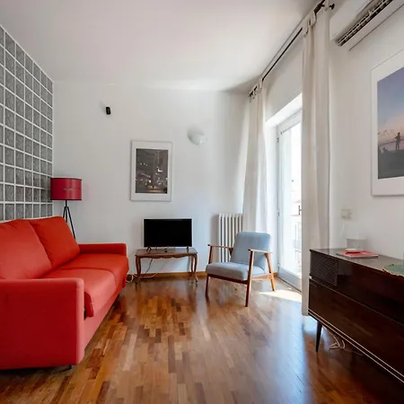 Guesthost - Bright Balcony Flat In דירה