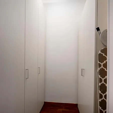 Guesthost - Bright Balcony Flat In דירה בארי