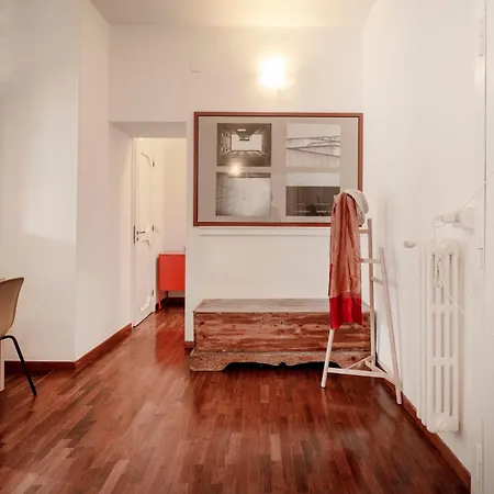 Guesthost - Bright Balcony Flat In *