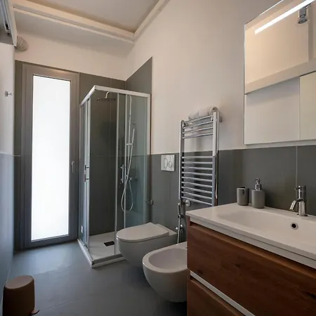 Guesthost - Bright Balcony Flat In * בארי