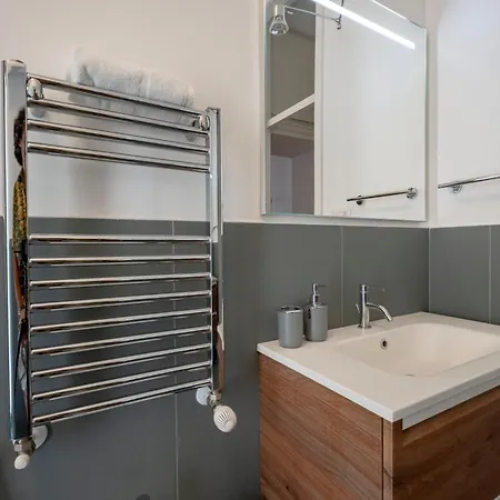 Guesthost - Bright Balcony Flat In דירה