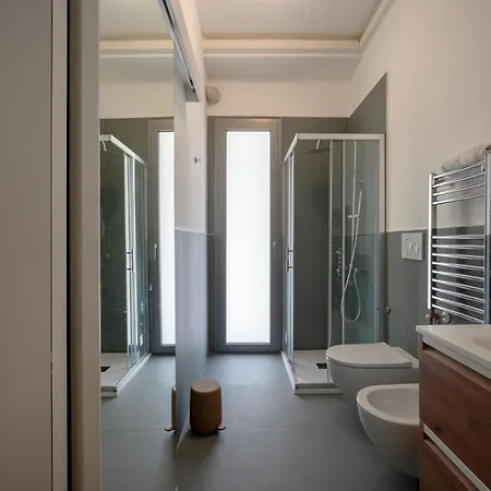 Guesthost - Bright Balcony Flat In * בארי