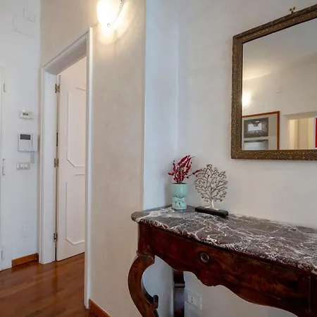 Guesthost - Bright Balcony Flat In דירה *
