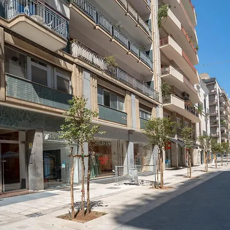 Guesthost - Bright Balcony Flat In בארי